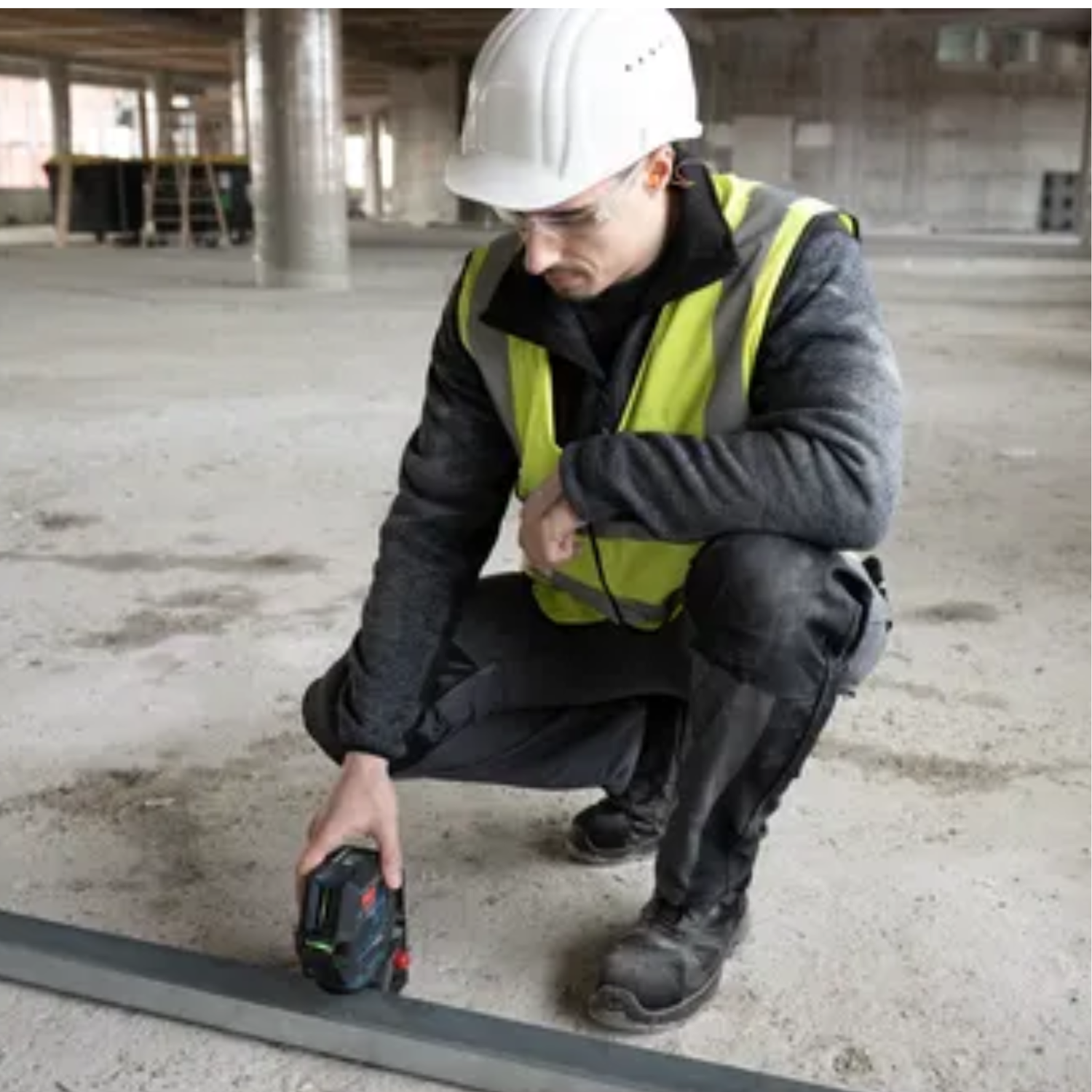 3-point-7V-green-line-laser-level-for-vertical-and-horizontal-alignment