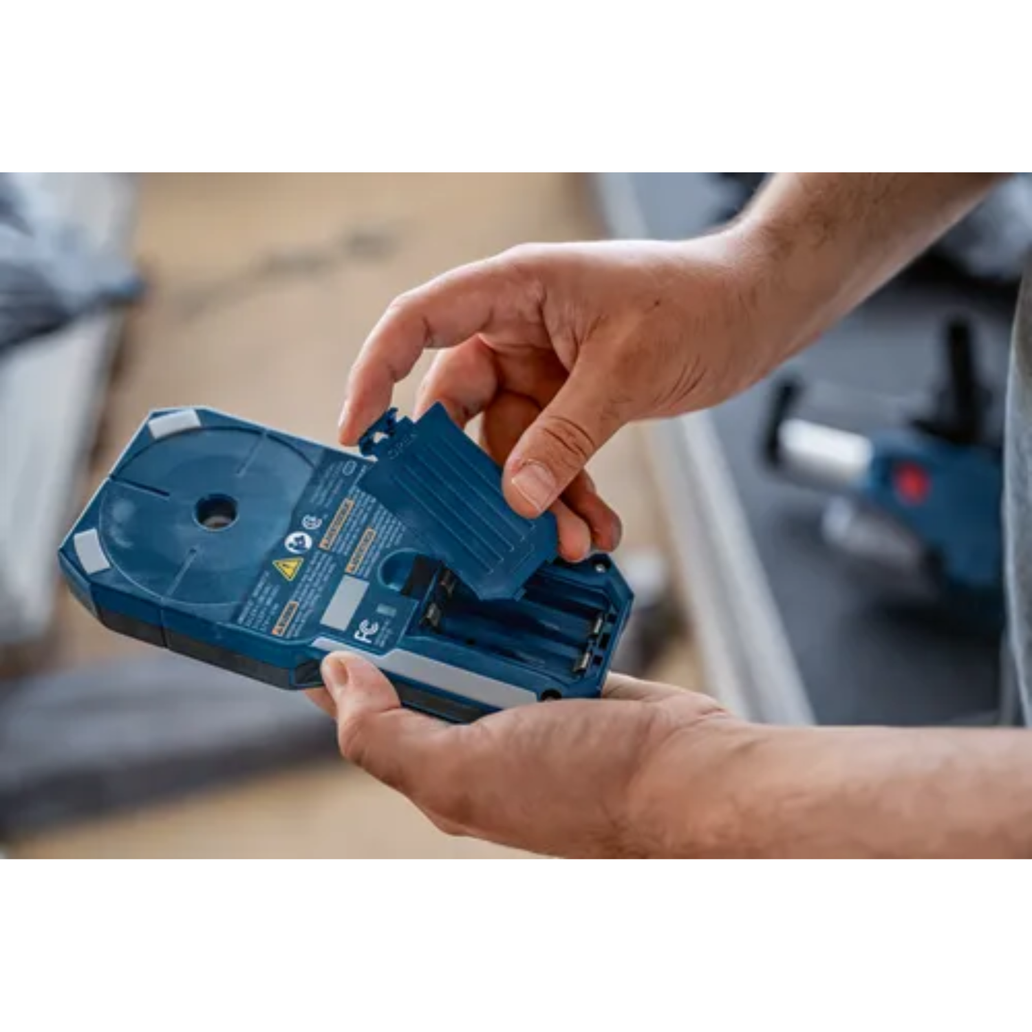 Close-up-Bosch-GMS120-27-digital-detector-screen-center-finder-indication