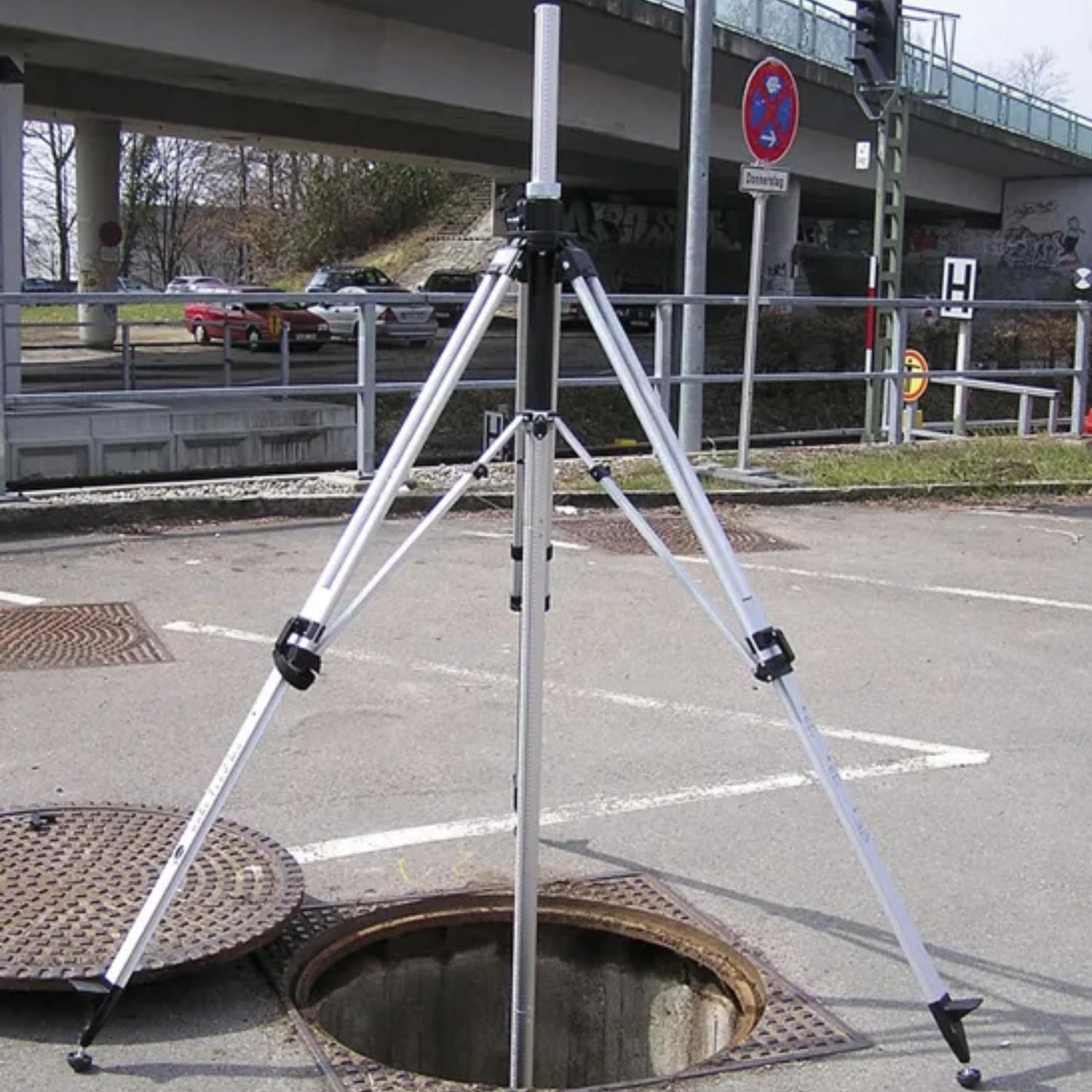 Durable-Nedo-Industrial-Elevating-Tripod-210710-used-for-laser-levels-and-instruments
