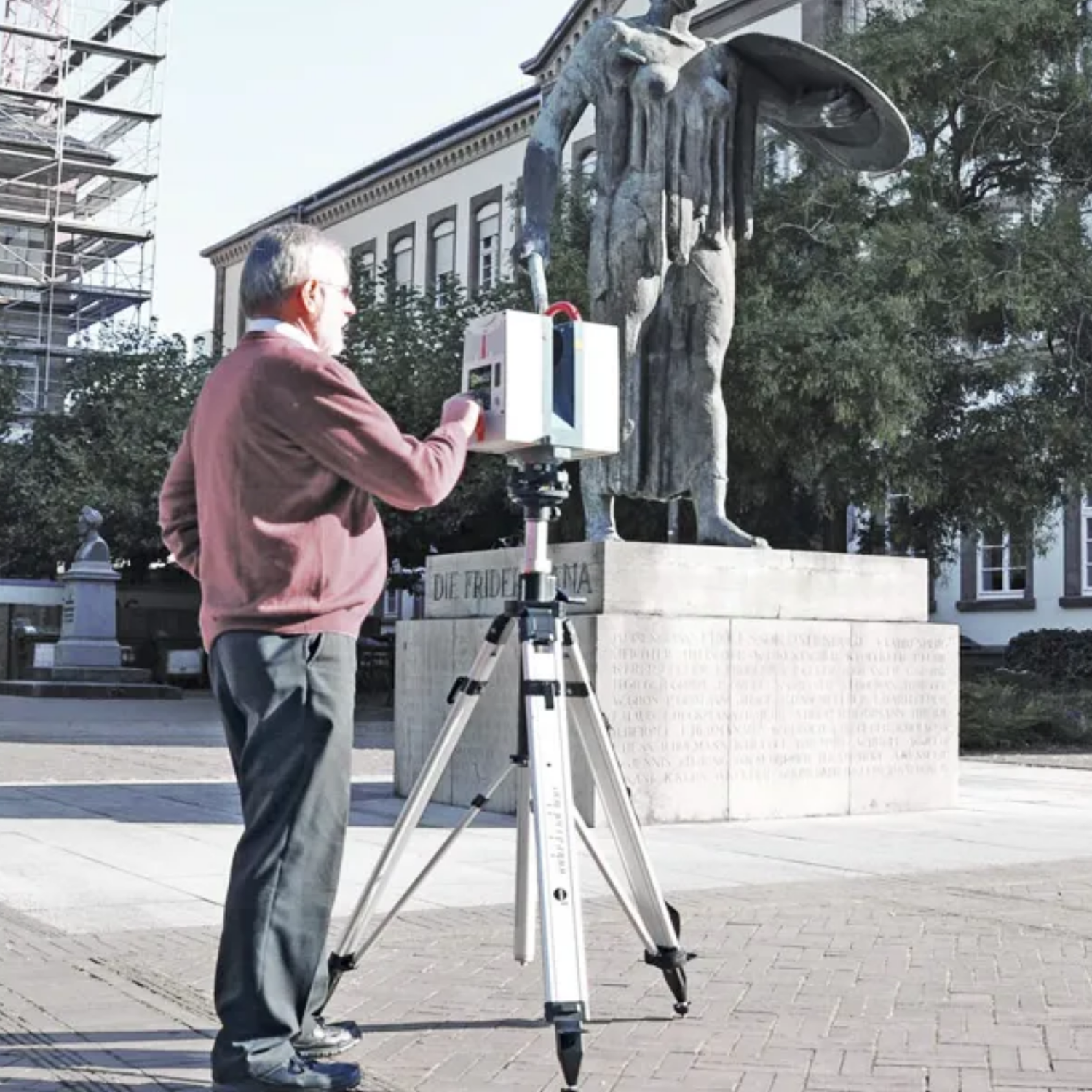 Nedo-Industrial-Line-Tripod-210710-with-adjustable-elevation-feature