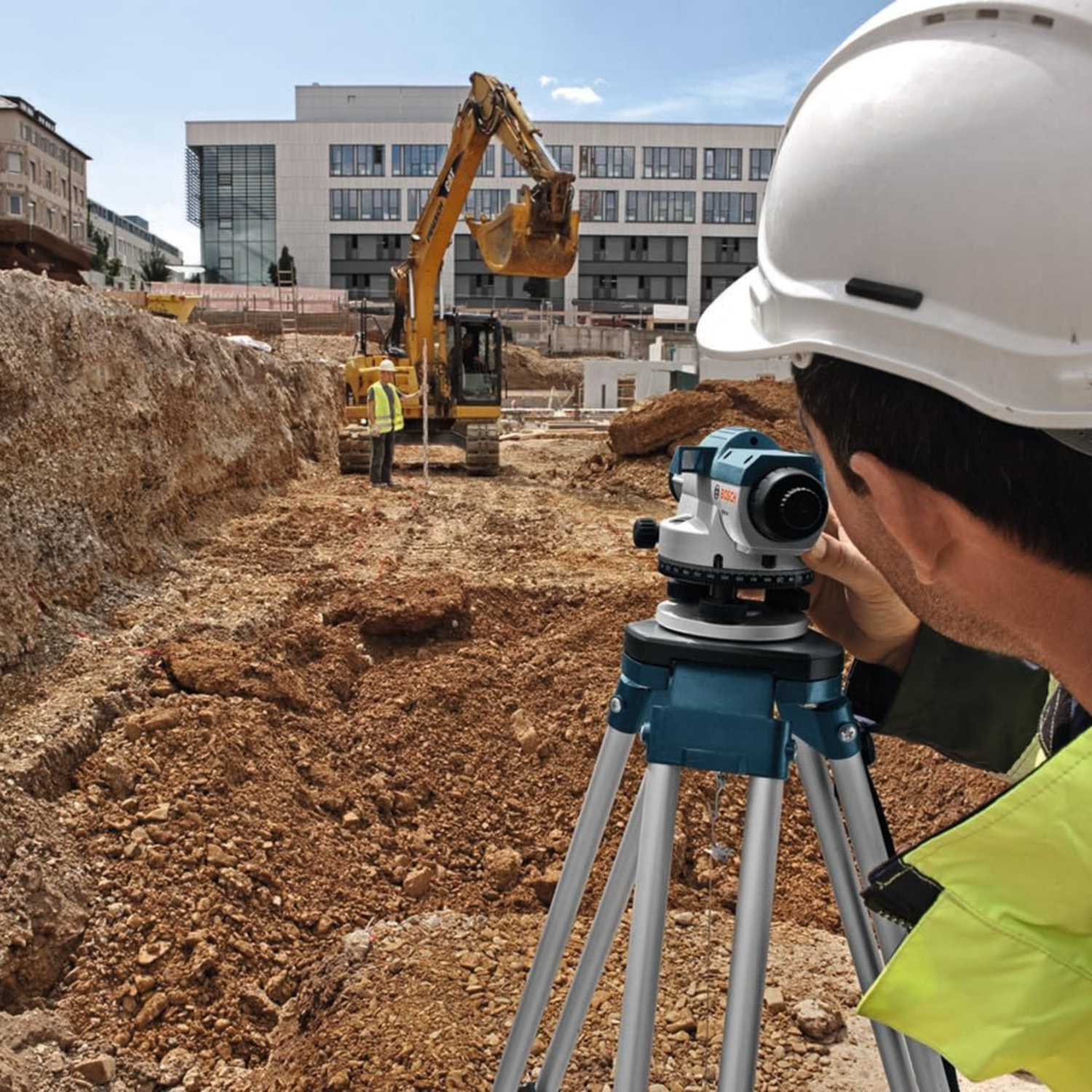 Professional-Bosch-GOL26-self-leveling-automatic-level-for-accuracy