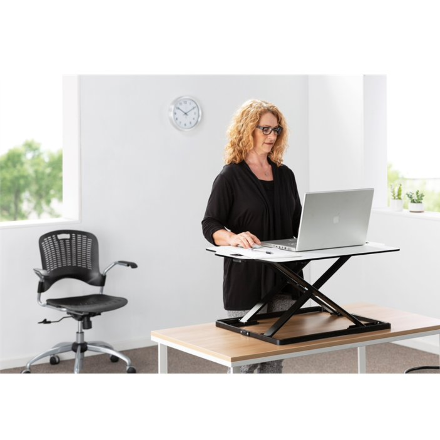 White-Safco-Accent-2182WH-desktop-converter-ergonomic-sit-stand-riser